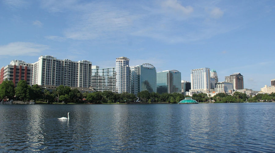 Lake Eola with swan and fountain
